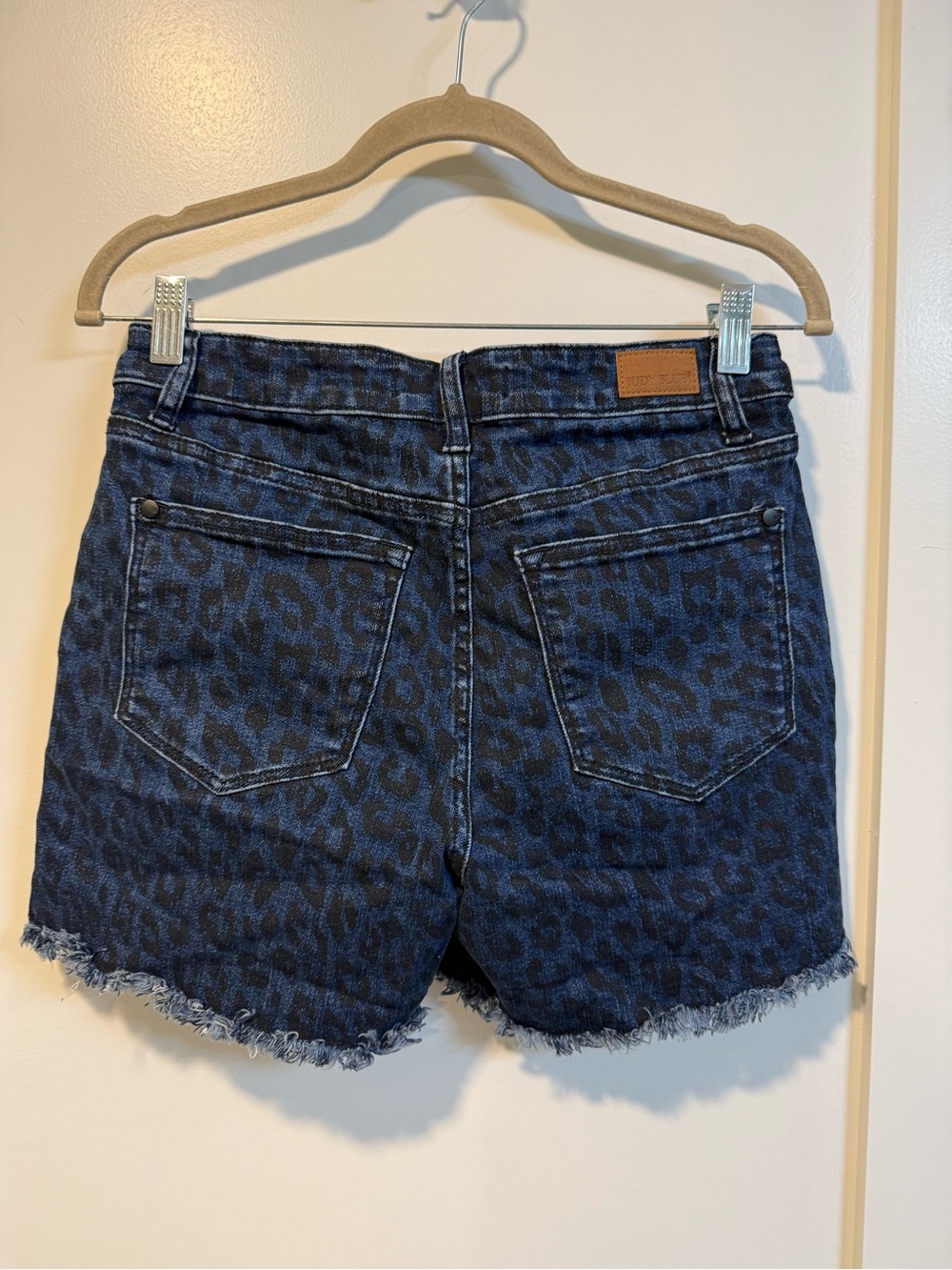Judy Blue Women’s Blue Leopard Print Mod-Ruse Fray Hem Shorts - Size Medium - Picture 4 of 8